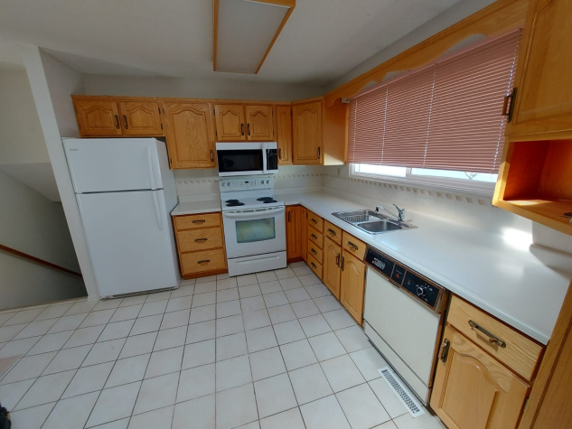 16 Mackenzie Crescent, Red Deer, 4 Bedrooms Bedrooms, ,2.5 BathroomsBathrooms,House,For Rent,16 Mackenzie Crescent ,2005