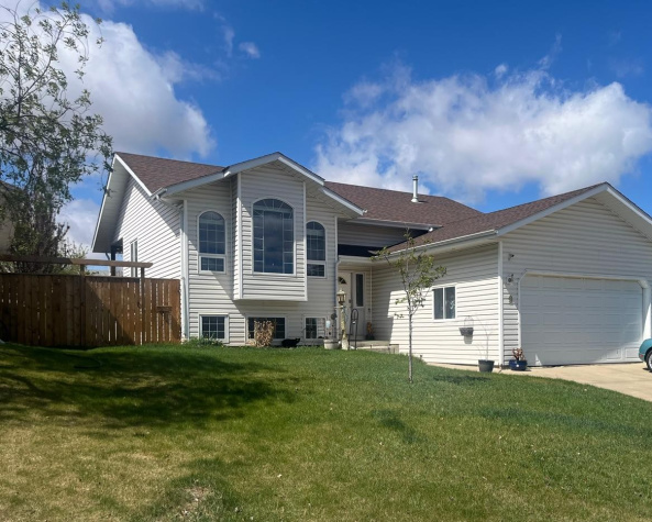 9 Parson Drive, Sylvan Lake, 5 Bedrooms Bedrooms, ,3 BathroomsBathrooms,House,For Rent,9 Parson Drive ,2015